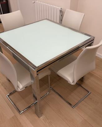 Tavolo quadrato allungabile con quattro sedie