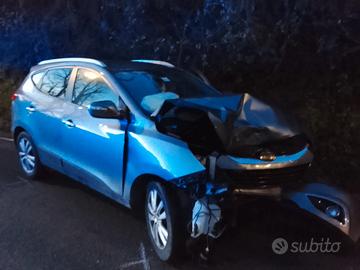 hyundai  auto incidentata tanto