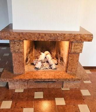 Rivestimento Camino in Marmo Rosso Rustico