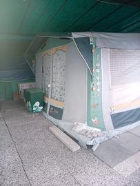 Piazzola con veranda e roulotte