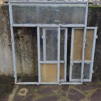 Finestra di ferro grigia smurata.