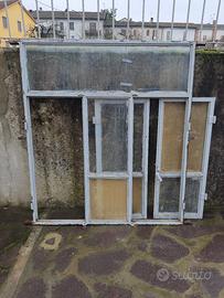 Finestra di ferro grigia smurata.