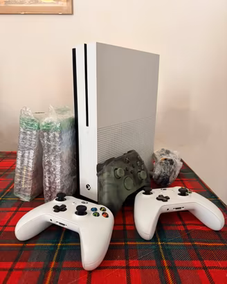Xbox One S + 3 Controller