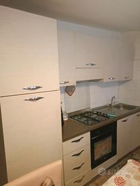 Cucina completa di elettrodomestici