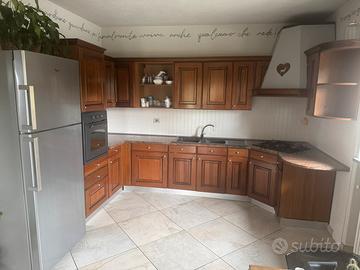 Cucina in legno completa