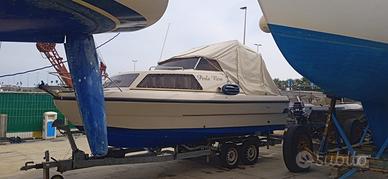 Motoscafo con motore yamahaa