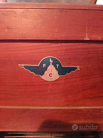 vecchia ghiacciaia in legno 