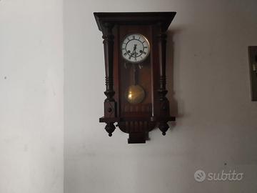 Orologio antico a pendolo