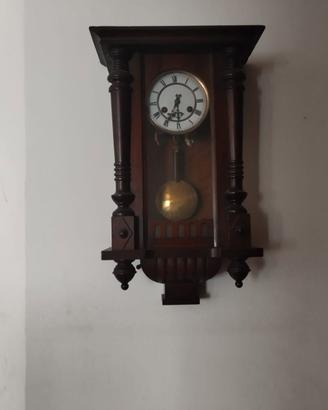 Orologio antico a pendolo