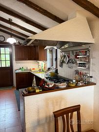 Intera cucina con elettrodomestici