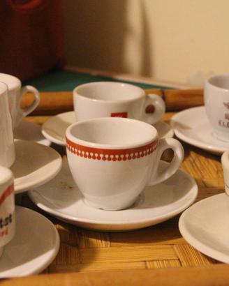 Tazzine caffè con piattino.