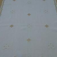 Tenda ricamata a mano su lino