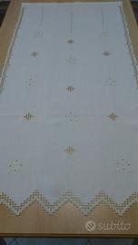 Tenda ricamata a mano su lino