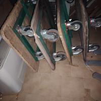 Carrelli in ferro con base in legno e ruote