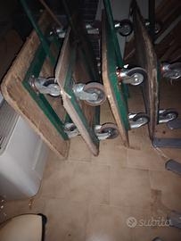 Carrelli in ferro con base in legno e ruote