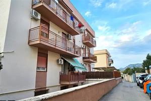 Via Cruillas - Trilocale con posto auto.