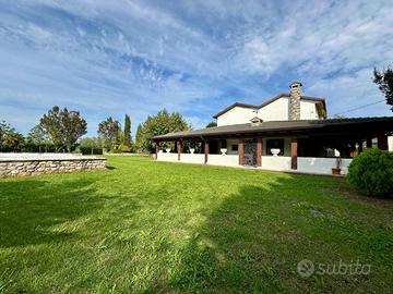 Casa indipendente con ampio giardino recintato
