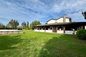 Casa indipendente con ampio giardino recintato