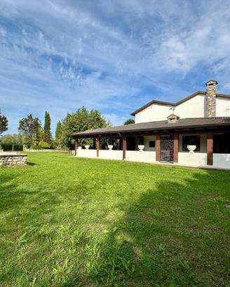 Casa indipendente con ampio giardino recintato