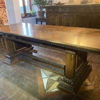 Tavolo e credenza e sedie