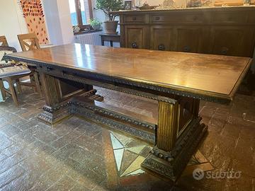 Tavolo e credenza e sedie