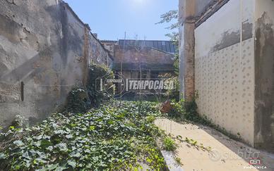 AMPIO TERRACIELO DA RISTRUTTURARE CON GIARDINO IN