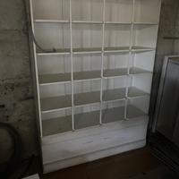 Mobilio negozio principalmente a ripiani