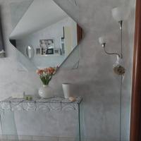 consolle con specchio e lampada 