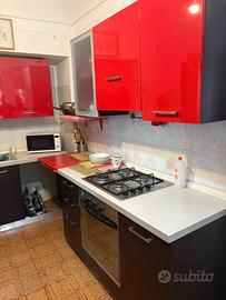 Cucina completa con elettrodomestici e frigorifero