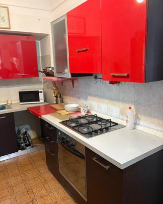 Cucina completa con elettrodomestici e frigorifero