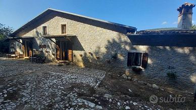 CASCIA - CASALE CON 20 ETTARI DI TERRENO