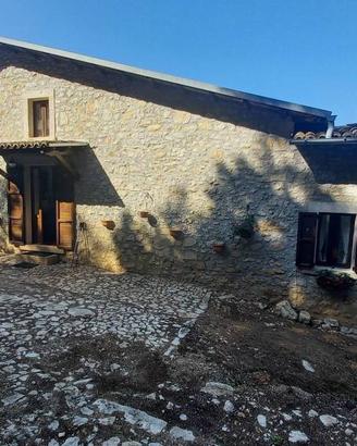 CASCIA - CASALE CON 20 ETTARI DI TERRENO