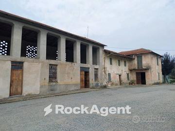 LANGHE CASCINA CON AMPIO TERRENO