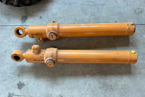 Pistoni idraulici nuovi per pala