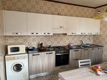 cucina moderna usata con elettrodomestici