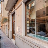 Locale con due vetrine piano terra