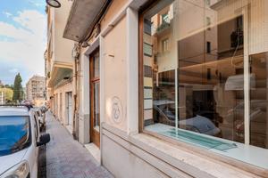 Locale con due vetrine piano terra