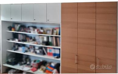 Armadio a 3 ante in legno con libreria integrata