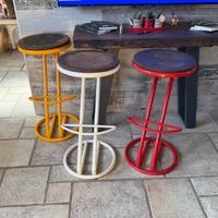 Sgabelli vintage anni restaurati con cura.