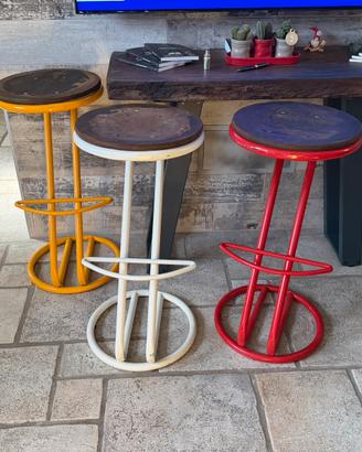 Sgabelli vintage anni restaurati con cura.