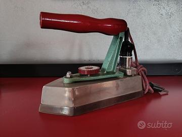 Ferro da stiro vintage Grossag con presa Vimar