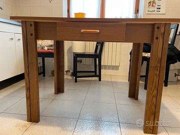 Tavolo da cucina con cassetto