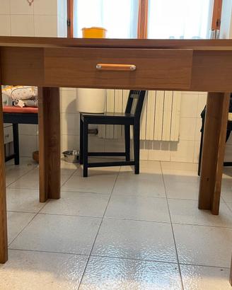 Tavolo da cucina con cassetto