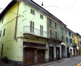 CASEGGIATO FRONTE-STRADA a DUPLICE DESTINAZIONE