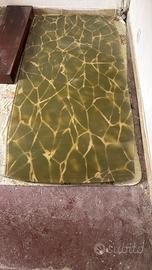 Tavolo in vetro verde con venature ecru