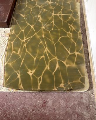 Tavolo in vetro verde con venature ecru