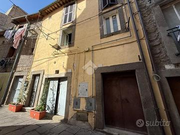 2 LOCALI A VITERBO