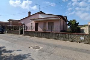 Indipendente unico livello libera su 4 lati