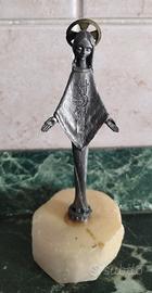 Statuetta della Madonna che protegge e rassicura