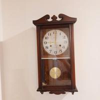 Orologio in legno vintage a pendolo da parete